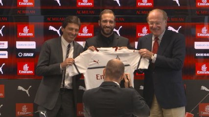 Milan Resmi Perkenalkan Gonzalo Higuain