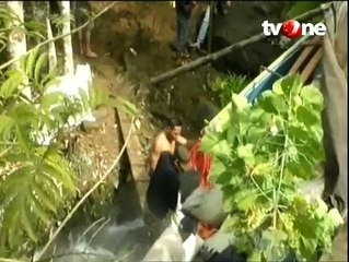 Truk Sarat Muatan Terjun ke Jurang Sedalam 15 Meter