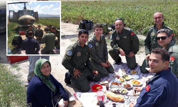 Zorunlu iniş yapan helikopterdeki askerlere yer sofrası açtılar