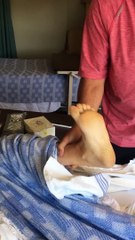 Il fait croire à sa fille que les médecins lui ont opéré le mauvais pied