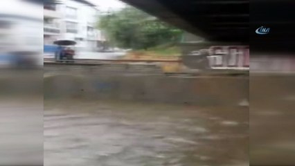 Aydın’da motosiklet sele kapıldı... O anlar kameraya böyle yansıdı