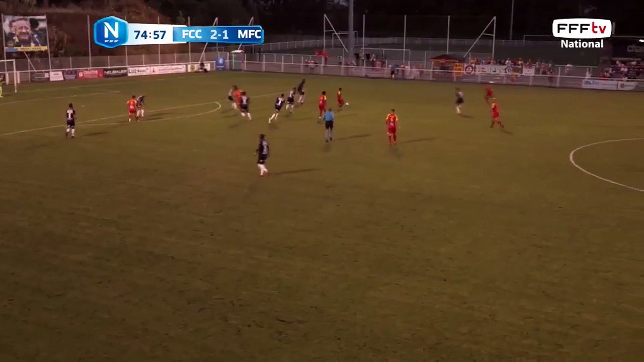 Centre au point de penalty coupé de la tète dans le but