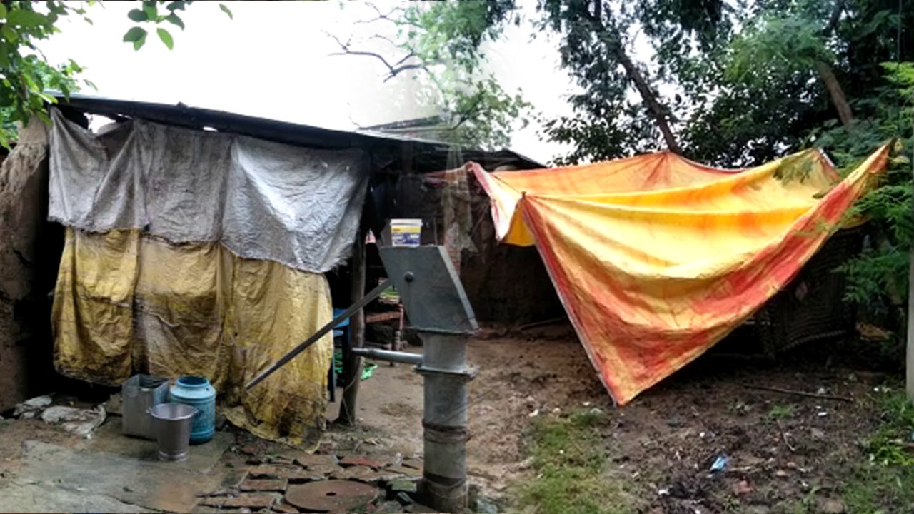 गांव के प्रथम नागरिक कहे जाने वाले ग्राम प्रधान के पास ही शौचालय नहीं ।