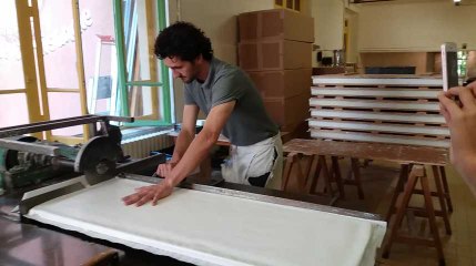 La découpe du nougat artisanal de Montélimar