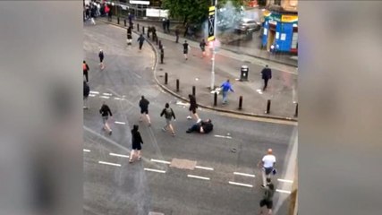 لقطة: كرة قدم: اشتباك بين مشجّعي رينجرز وأوسييك قبيل مواجهة الفريقين في تصفيات الدوري الأوروبي