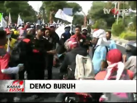 Demo Buruh di Surabaya Berakhir Ricuh