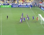 Fluminense player scores from a corner
