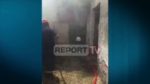 Report TV - Zjarr i madh në një fshat të Gjirokastrës, magazina përfshihet nga flakët