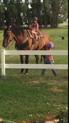 ¡Qué lista! Esta niña tiene un truco para montar a caballo
