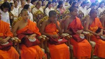Los niños rescatados de una cueva en Tailandia salen del monasterio budista