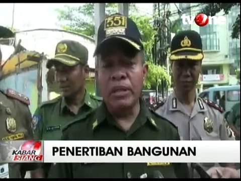 Satpol PP Bongkar Puluhan Bangunan di Kampung Melayu
