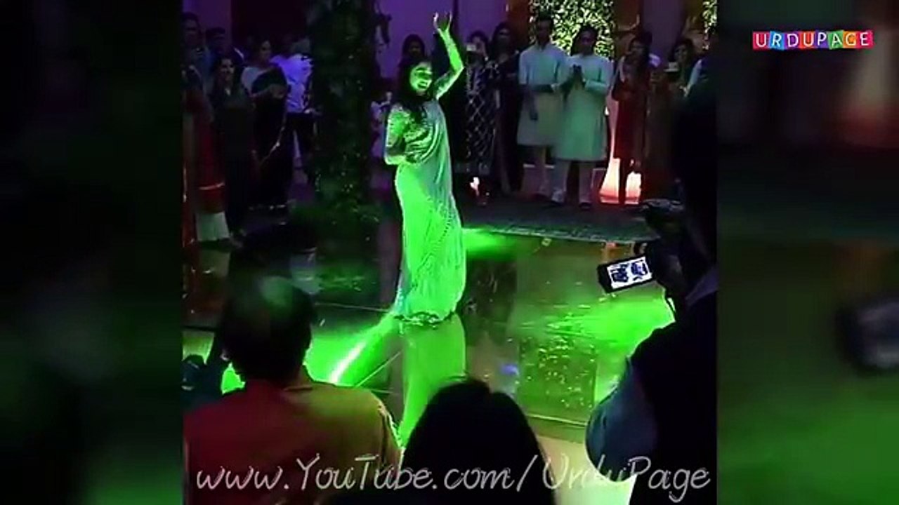 Saif Ali Khan's Daughter Sara Ali Khan Dance in a Wedding Ceremony - YouTube
