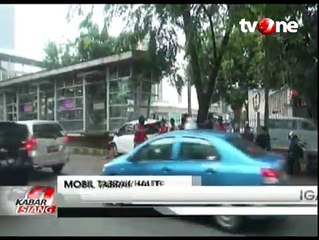 Pengemudi Sedan Seruduk Halte Transjakarta