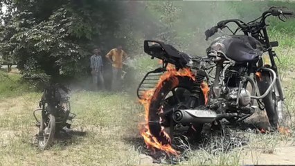 पति-पत्नी में हुई लड़ाई फिर धू-धू कर जली बाइक