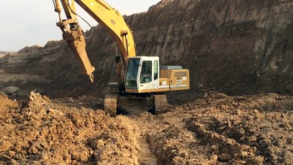 Liebherr 942 Litronic Excavator With Rock Hammer