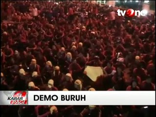 Massa Buruh Karawang Duduki di Halaman Pemda Hingga Malam