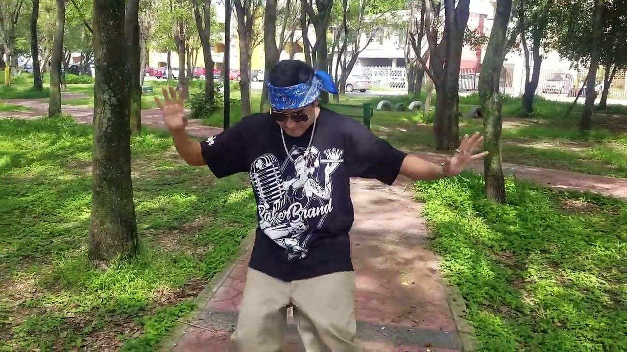 ME VISTO DE CHOLO Y BESO A ESTA MUJER