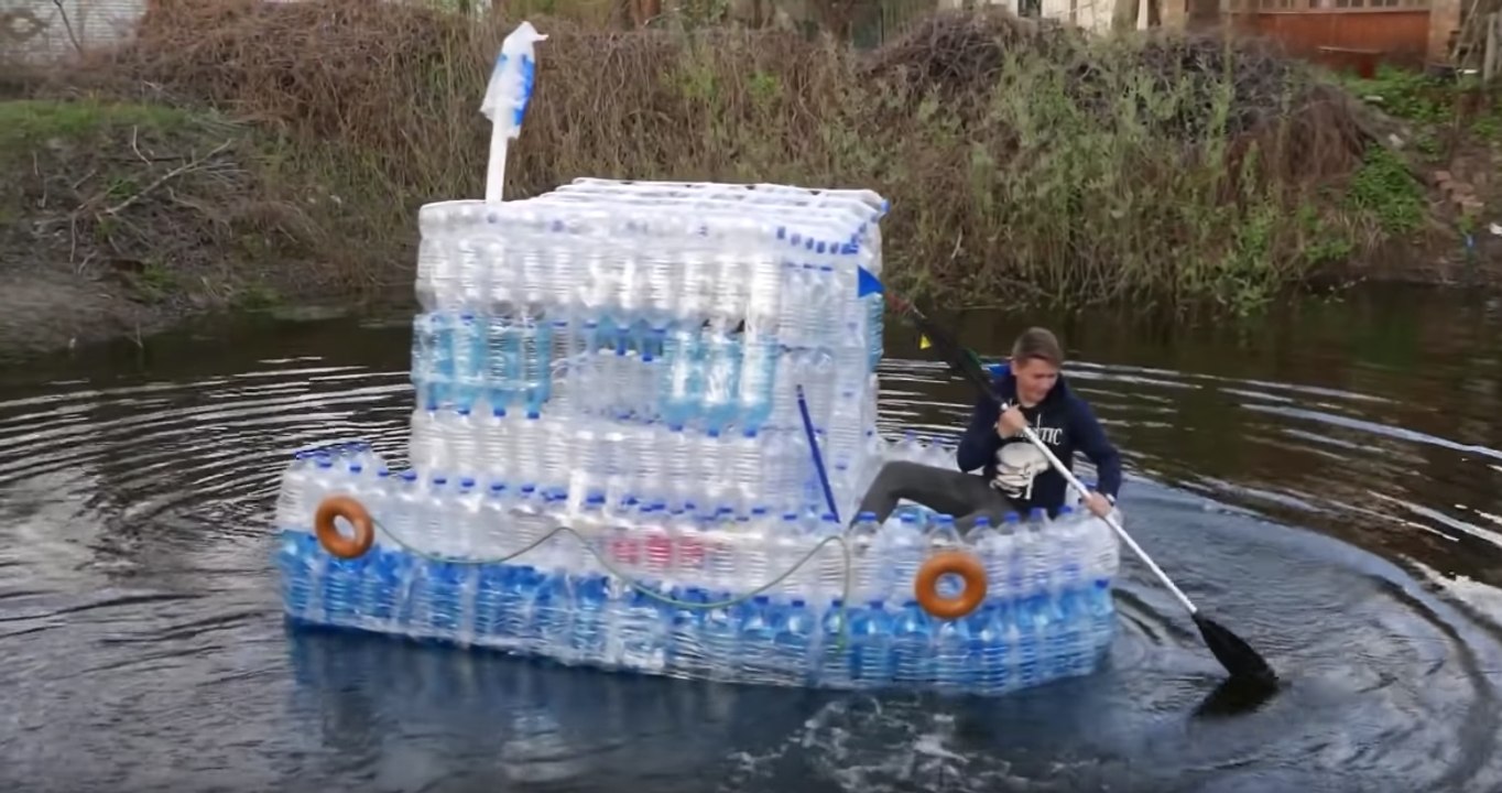Il fabrique un superbe bâteau avec des bouteilles en plastique