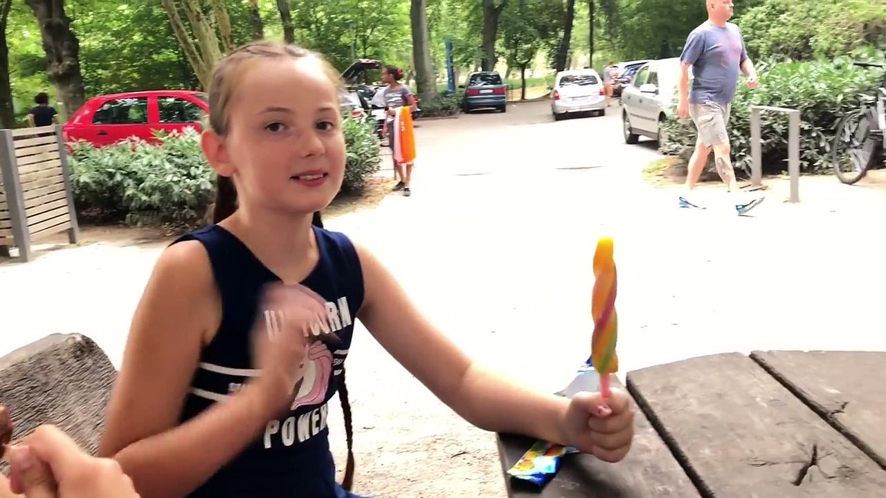 Turnen auf der Kanal Brücke im Kaisergarten mit Lena und Johanna