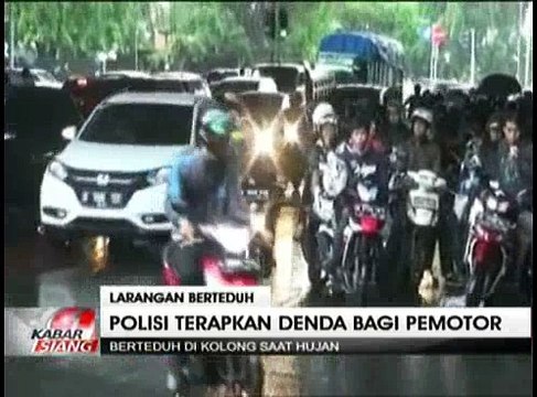 Polisi Tindak Tegas Pengendara yang Berteduh di Kolong