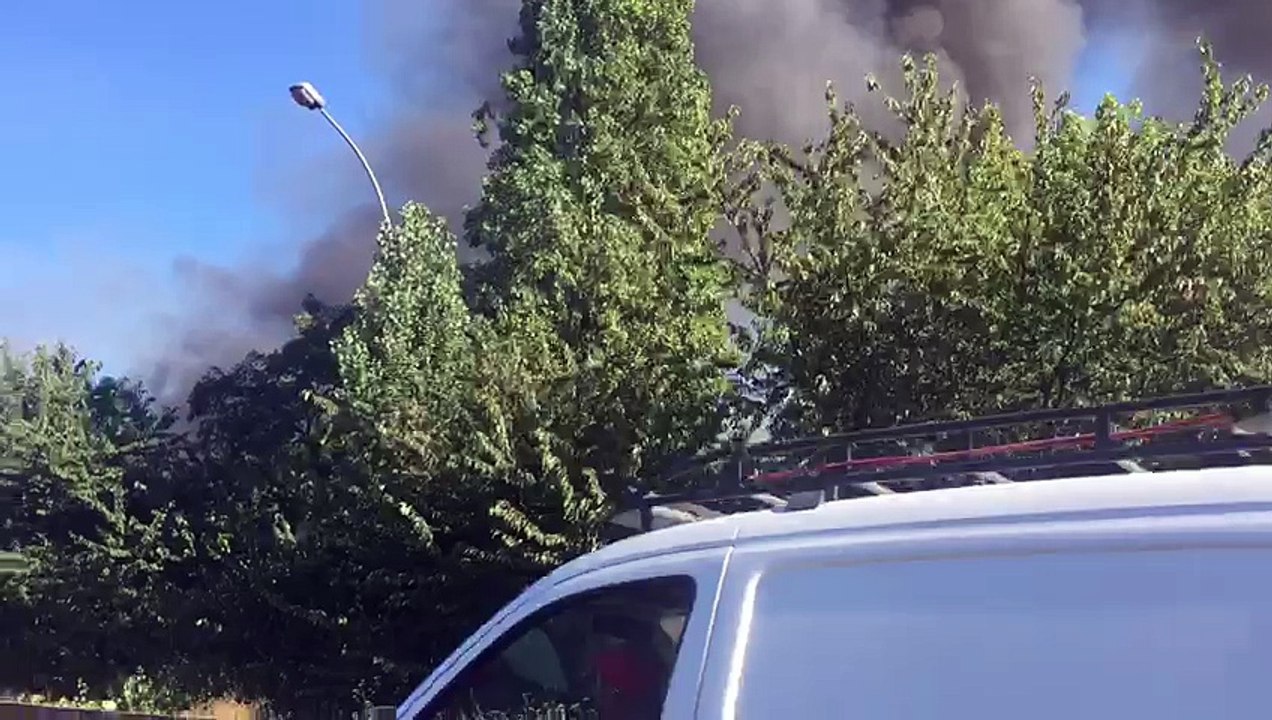 Un incendie s'est déclenché ce samedi à Thiais (Val-de-Marne) à proximité d'Orly