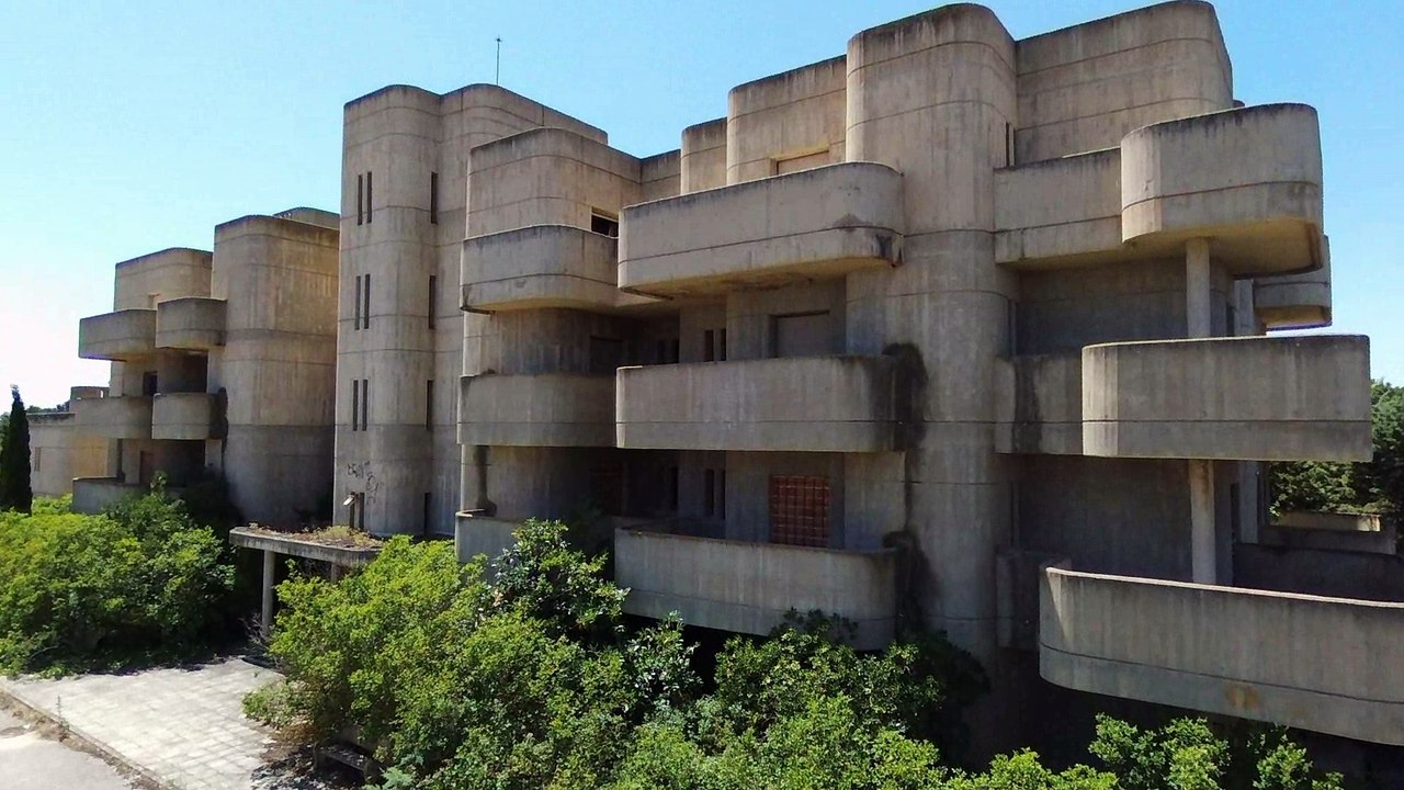 HOTEL ABANDONADO   pasamos 2 noches en el,  exteriores a vista de dron y entrando