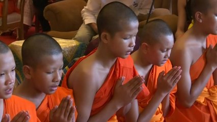 태국 동굴 소년들, 승려 체험 마치고 복귀 / YTN