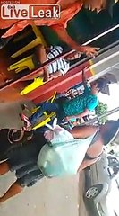 Coup de tabouret dans la tête de cette femme... KO !