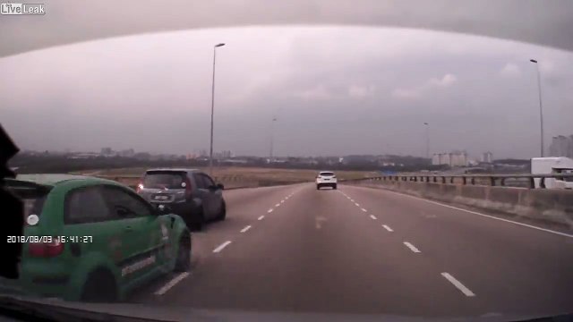 Karma - il double tout le monde et se plante sur l'autoroute !