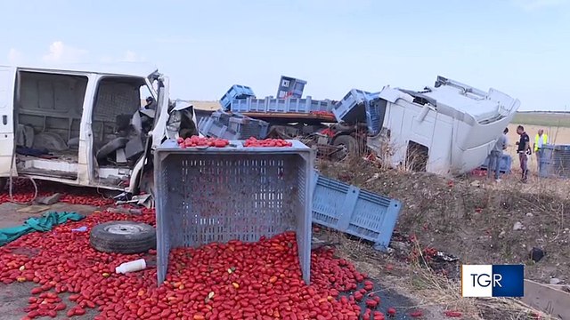 Puglia: incidente mortale nel foggiano, furgone contro tir. Quattro morti e cinque feriti