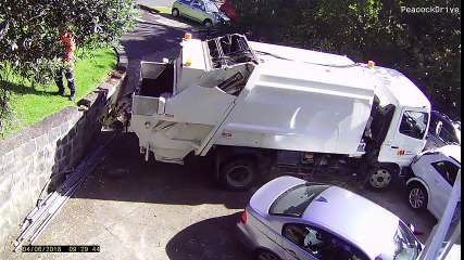 Video herunterladen: Un camión surge de la nada y destroza dos coches aparcados