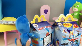 Pjmasks en español: fiesta en McDonalds con juguetes sorpresa de happy meal.Videos heroes