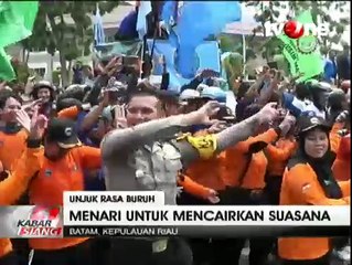 Demo Tolak PP Pengupahan, Buruh Batam Menari Bersama Polisi