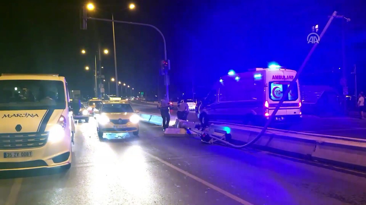 Tramvay durağına giren otomobilin sürücüsü yaralandı - İZMİR