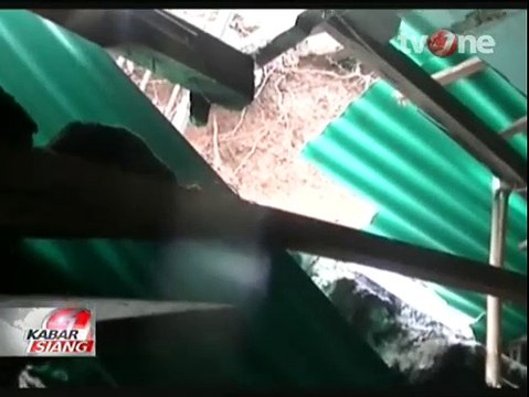Sebuah Rumah Tertimbun Longsoran Tebing Setinggi 10 Meter