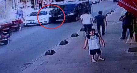 Sultanbeyli'de, Duyarsız Sürücü Park Halindeki Araca Böyle Çarpıp Kaçtı