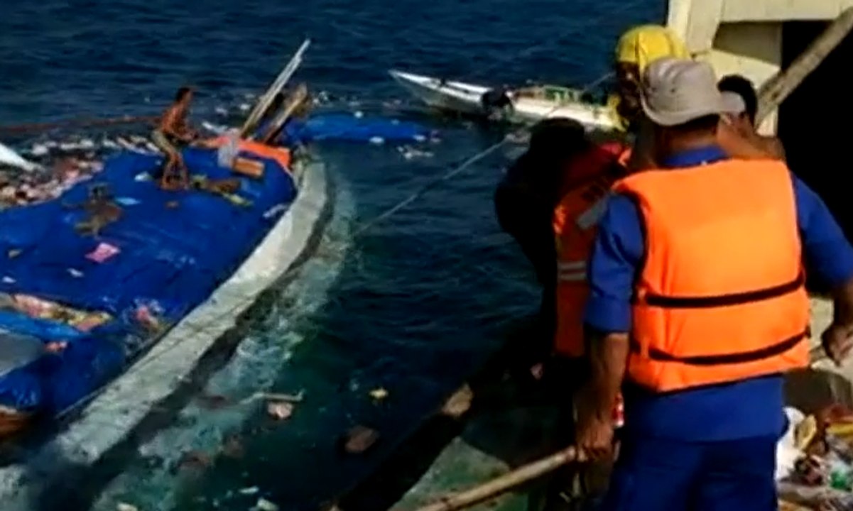 Kapal Pengangkut Barang Tenggelam di Teluk Bone