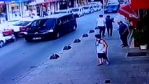 Sultanbeyli'de duyarsız sürücü park halindeki araca böyle çarpıp kaçtı- Caddede oyun oynayan çocuklar panik anları kameralara yansıdı- Kazaya tanık olan çocukların panik anları kamerada