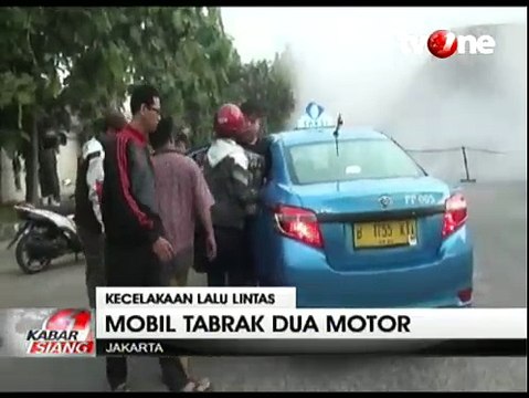 Mobil Mewah Keluarkan Api Usai Tabrak Dua Pengendara Motor