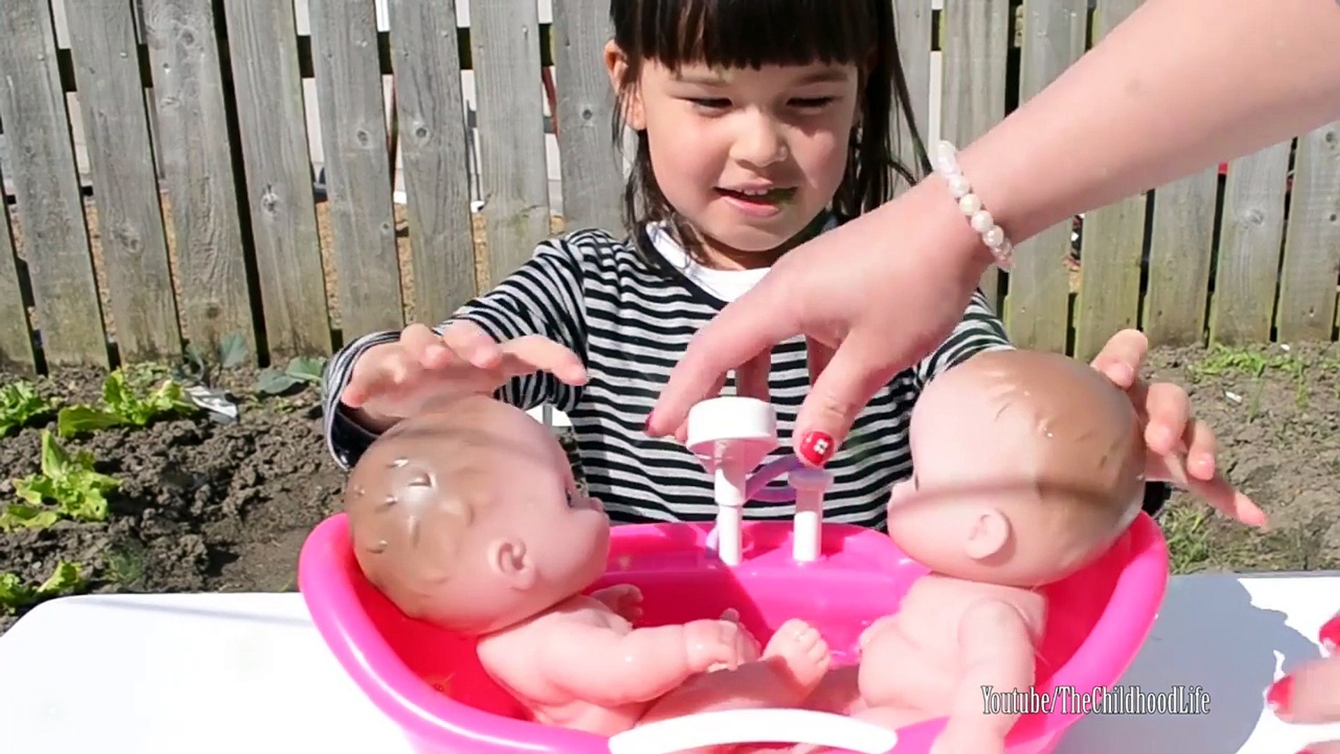 ⁣Twin Baby Doll Bath time Fun Pretend Play How to bath Baby Dolls Lil Cutesies Bath Tub To