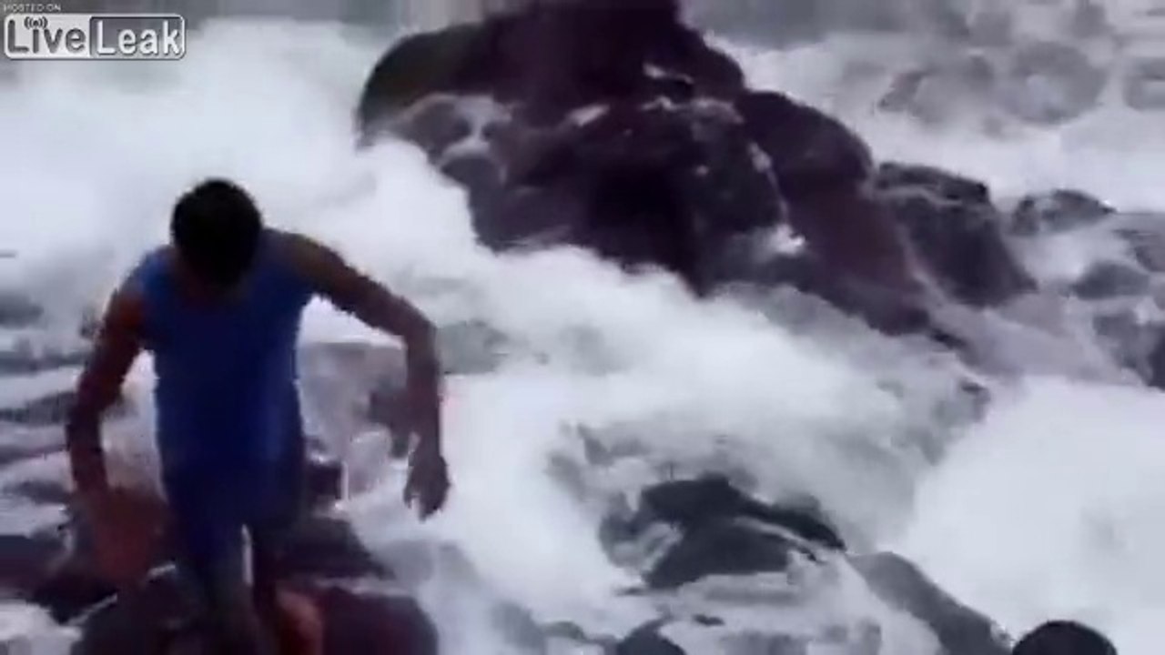 Miraculé - emporté par les vagues dans les rochers !