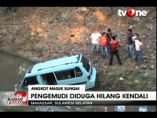 Hindari Sepeda Motor, Angkot Nyemplung ke Sungai