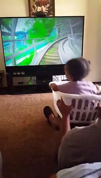 Kızına Düşük Bütçeli Hızlı Tren Keyfi Yaşatan Koca Yürekli Baba