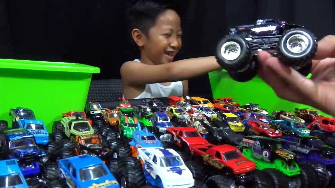 Hot Wheels Monster Jam Truck Collection and Truck Loop Race Track