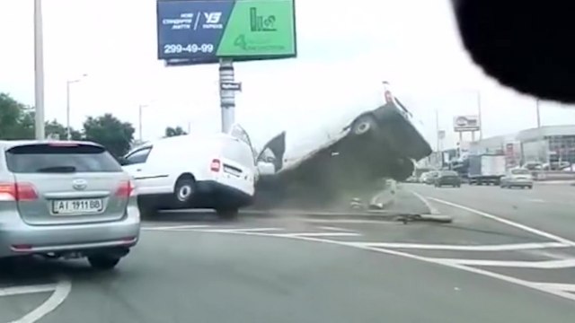 Un chauffard en camionnette change de voie comme un porc et provoque un accident