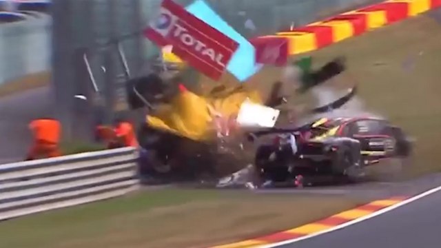 Une Lamborghini percute une cabine de commissaires à pleine vitesse