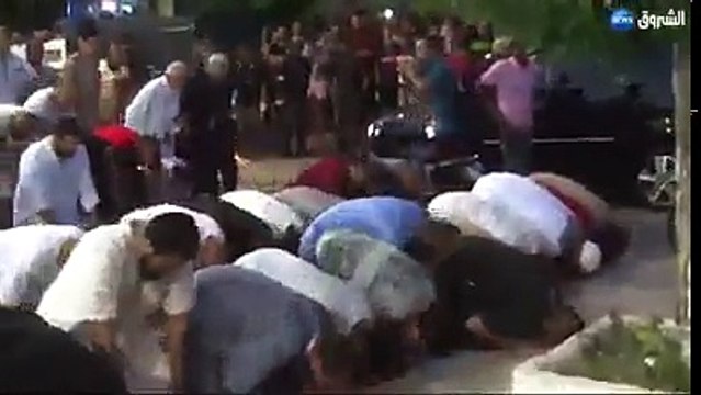 Des habitants de Sidi Bel Abbès prient devant la maison de la culture pour empêcher le lancement du Festival du Raï