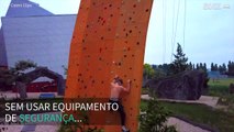 Homem sobe parede de escalada mais alta do mundo sem segurança
