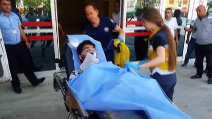 Genç kız, arkadaşını rahatsız eden şahsı bıçakladı