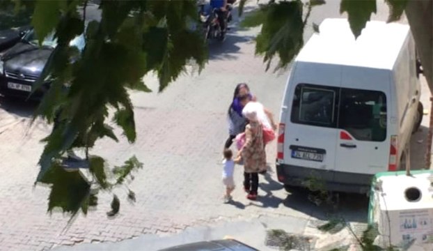 Küçük Çocuğun Gözü Önünde Annesine Bıçak Çekti